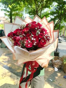 hand buket cantik dari raja florist kombinasi bunga mawar dan babybreath
