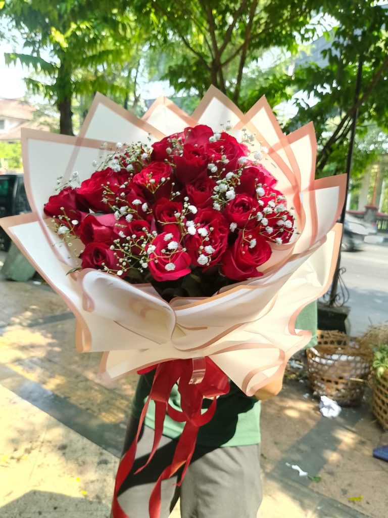 hand buket cantik dari raja florist kombinasi bunga mawar dan babybreath