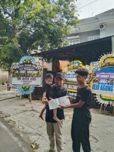 Karangan bunga papan Semarang dengan desain printing digital dan potongan styrofoam detail dari Raja Florist Semarang.