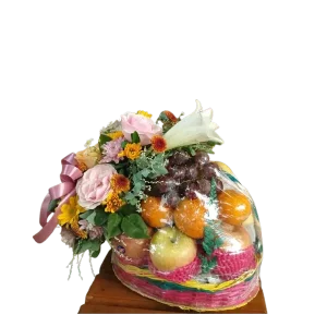 Parcel buah eksklusif dengan buah premium dan tambahan bunga mawar, lily, aster, dan filler, dikemas dalam keranjang eksklusif, tampilan cantik dan berkesan di Semarang.