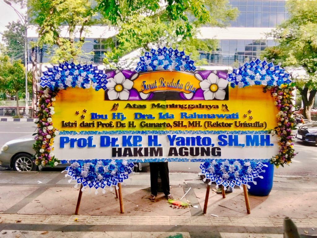 Papan bunga pernikahan gandeng elegan dan besar dari Raja Florist Demak. Cocok untuk instansi atau tokoh penting. Desain eksklusif, hasil premium.