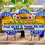 Papan bunga pernikahan gandeng elegan dan besar dari Raja Florist Demak. Cocok untuk instansi atau tokoh penting. Desain eksklusif, hasil premium.