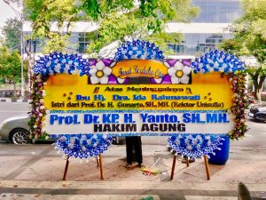 Papan bunga pernikahan gandeng elegan dan besar dari Raja Florist Demak. Cocok untuk instansi atau tokoh penting. Desain eksklusif, hasil premium.
