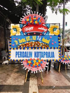 Rangkaian bunga papan pernikahan mewah dari Raja Florist Semarang – tampilan penuh warna dan elegan