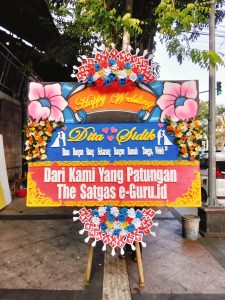 Karangan bunga papan pernikahan full bunga warna-warni dari Raja Florist Semarang dengan desain elegan, cocok untuk ucapan selamat menikah yang berkesan dan mewah.