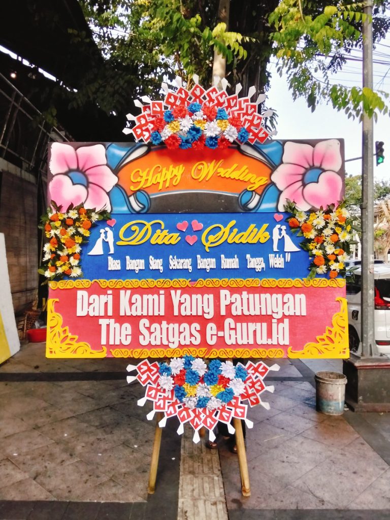 Karangan bunga papan pernikahan full bunga warna-warni dari Raja Florist Demak dengan desain elegan, cocok untuk ucapan selamat menikah yang berkesan dan mewah.