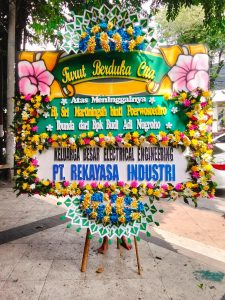 Karangan bunga papan duka cita model styrofoam mewah dan elegan dari Raja Florist Semarang