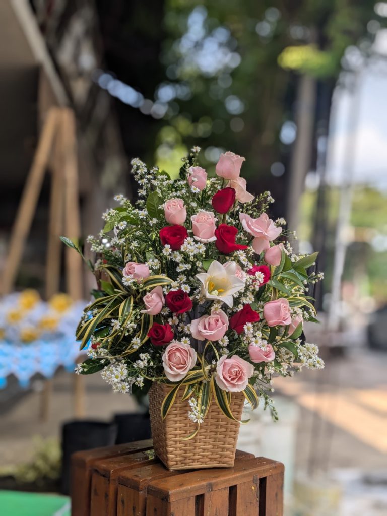 rangkaian bunga meja dari mawar merah di Raja Florist Demak