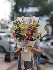 buket cantik dari raja florist semarang. dengan perpaduan bunga lily dan bunga mawar