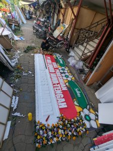 proses pembuatan karangan bunga papan gandeng semarang oleh toko bunga raja florist semarang