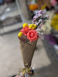 buket minimalis isian mawar pompom pikok dari Raja Florist Raja nya Toko Bunga di Semarang