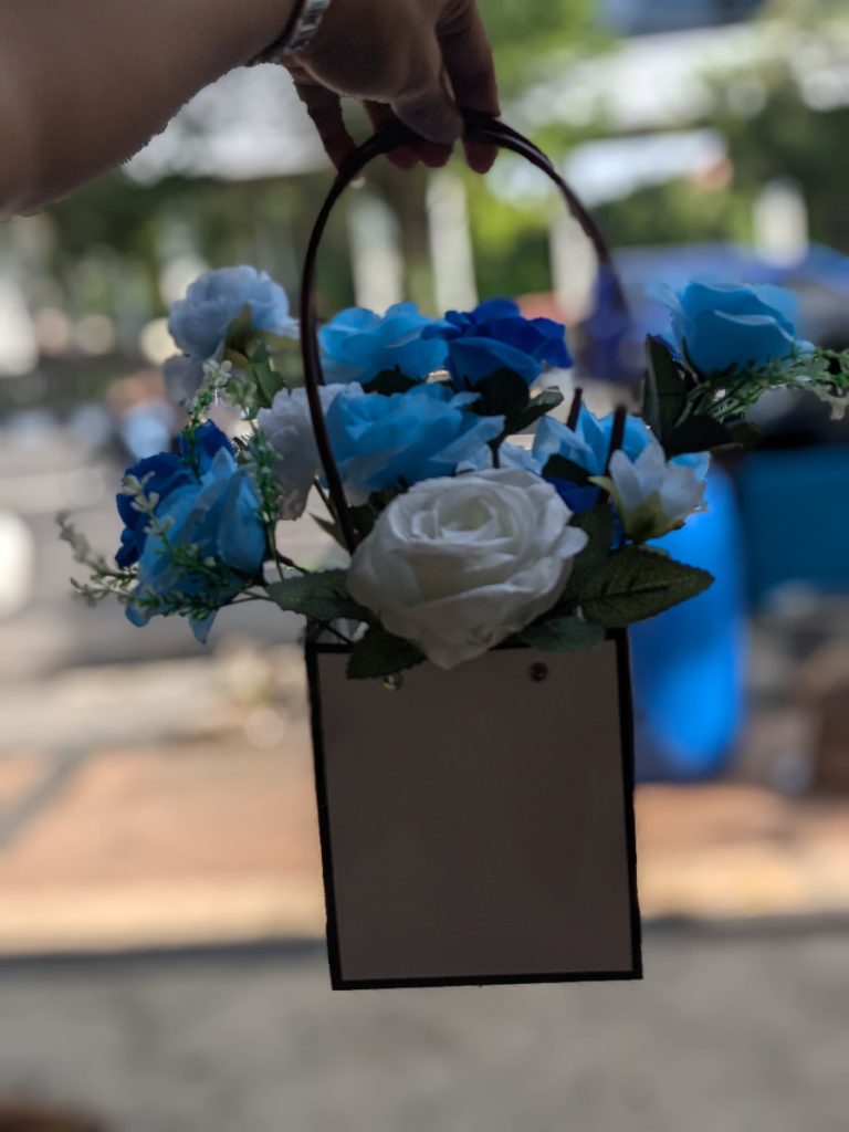 flower bag isi bunga artificial dari Raja Florist Demak – cantik, awet, dan cocok untuk hadiah ulang tahun, bridesmaid, atau wisuda. Bisa custom warna & desain!