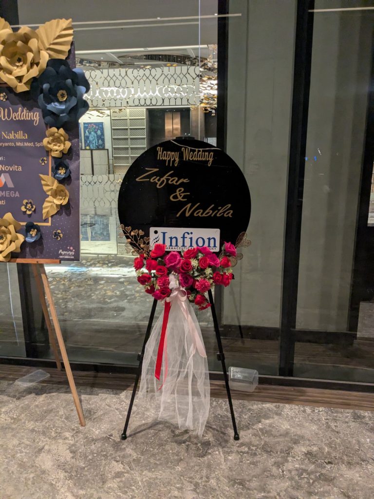 Standing akrilik elegan berisi karangan bunga premium dari florist dan toko bunga profesional di Demak