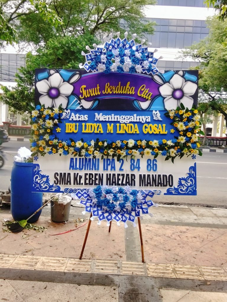 Karangan bunga duka cita model styrofoam dari florist Demak dengan desain elegan dan formal di Demak