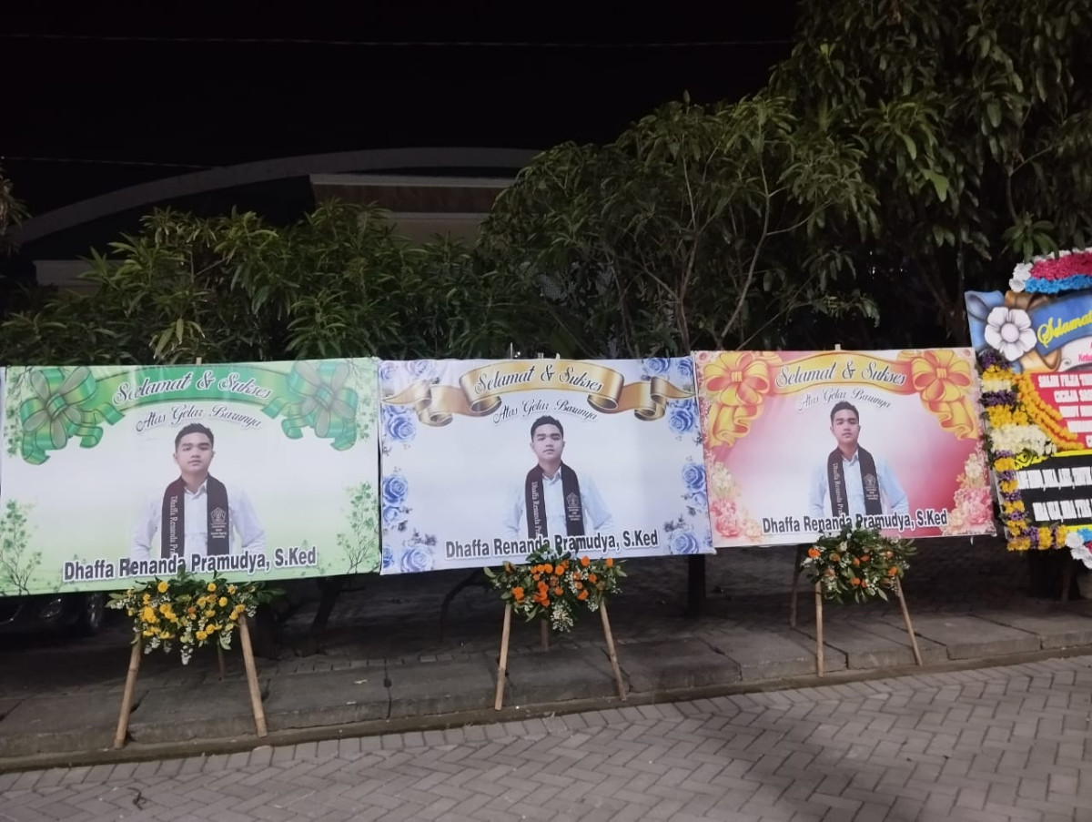 Karangan bunga papan printing custom dari florist terpercaya di Demak untuk berbagai acara
