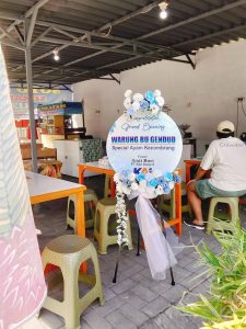 Karangan bunga model standing akrilik dengan desain modern dari toko bunga Semarang yang terpercaya