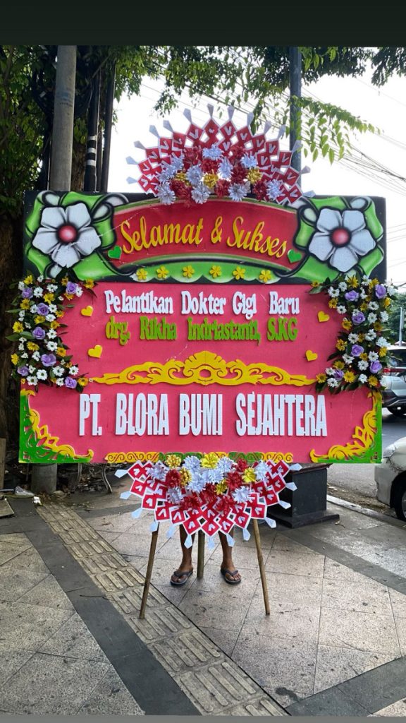 Karangan bunga papan styrofoam dengan bunga artificial eksklusif dari Raja Florist Demak, tidak mudah layu dan tampilan rapi