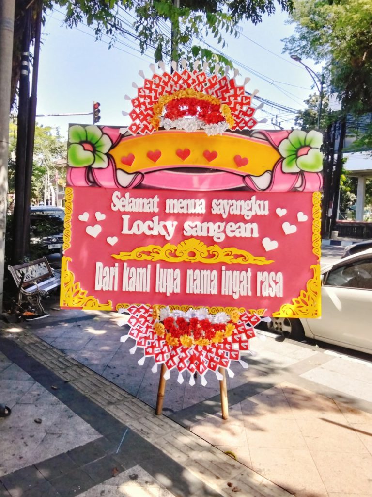Sebelum mengirim karangan bunga, pahami dulu etika dan aturan ucapannya. Hindari ucapan yang menyinggung dan pastikan tampil elegan. Tips dari Raja Florist Demak!