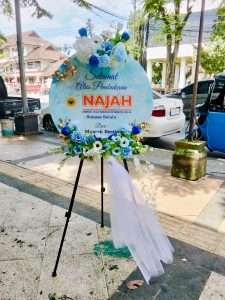 Karangan bunga papan akrilik eksklusif dari Raja Florist Semarang dengan desain mewah, huruf timbul, dan kombinasi bunga segar serta aksen elegan, cocok untuk pernikahan dan acara resmi.