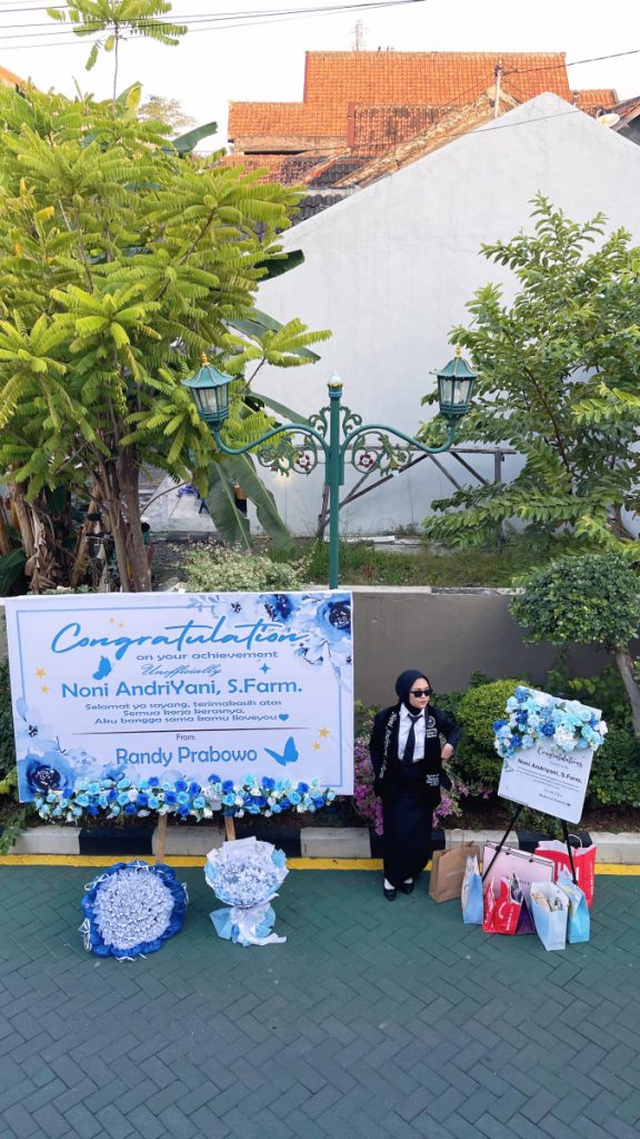 Resmi! Raja Florist Demak menjadi florist terlengkap dengan lebih dari 1000 varian produk. Mulai dari bunga papan, buket, hampers, balon, hingga dekorasi personal dan corporate.