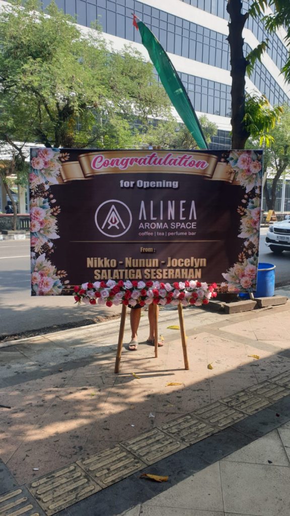 Tampil beda dengan sentuhan modern! Perpaduan desain printing yang rapi dengan bunga artificial berkualitas membuat papan ini terlihat eksklusif dan tahan lama. Cocok untuk berbagai acara—dari ucapan selamat, duka cita, hingga pembukaan bisnis.
