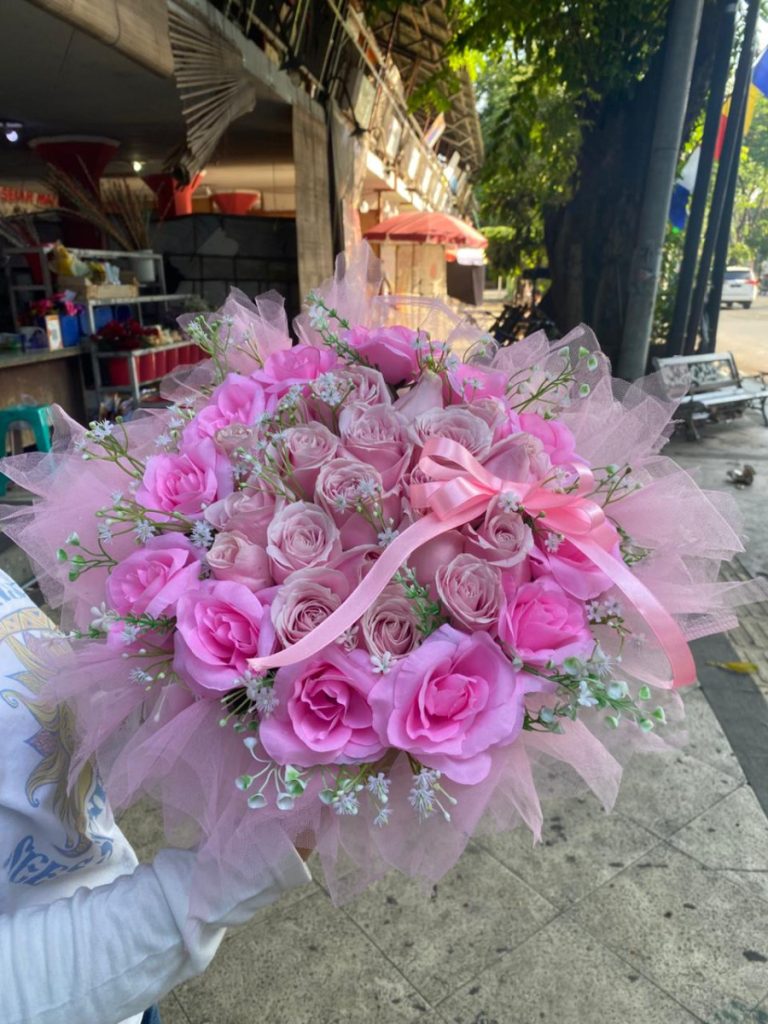 Flower box eksklusif dari Raja Florist Demak, pilihan elegan untuk ucapan terima kasih atau momen romantis.