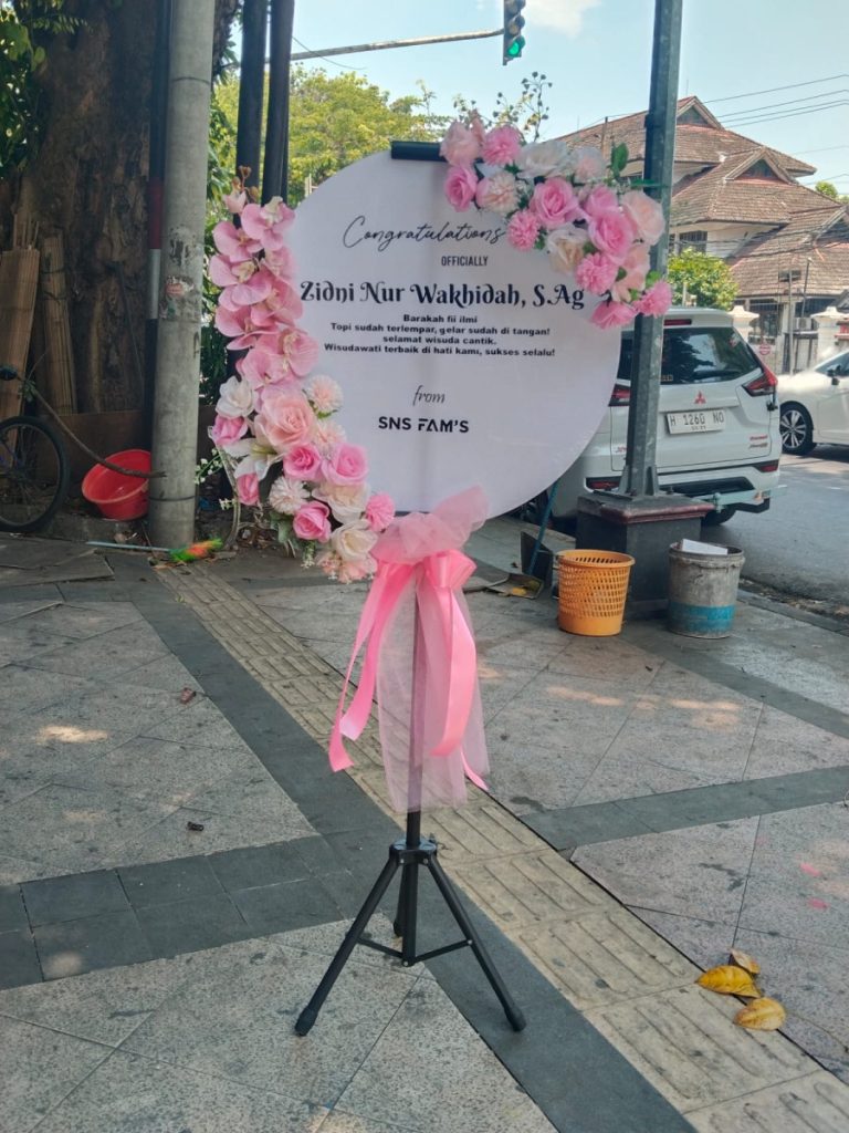 Cari ide hadiah istimewa? Raja Florist, toko bunga Demak terpercaya, menghadirkan 7 pilihan hadiah spesial selain bunga: parcel buah, flower box, hand bouquet, bunga papan, cake, hampers, hingga balon dekorasi.