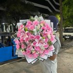 Cari ide hadiah istimewa? Raja Florist, toko bunga Demak terpercaya, menghadirkan 7 pilihan hadiah spesial selain bunga: parcel buah, flower box, hand bouquet, bunga papan, cake, hampers, hingga balon dekorasi.