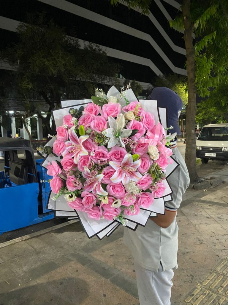 Cari ide hadiah istimewa? Raja Florist, toko bunga Demak terpercaya, menghadirkan 7 pilihan hadiah spesial selain bunga: parcel buah, flower box, hand bouquet, bunga papan, cake, hampers, hingga balon dekorasi.