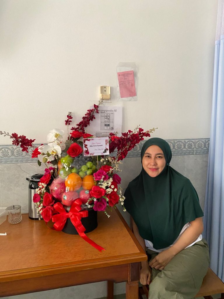 Raja FLorist - Toko Bunga Demak Terkenal menghadirkan produk parcel buah dengan hiasan bunga premium. makin berkesan dengan isian buah premium