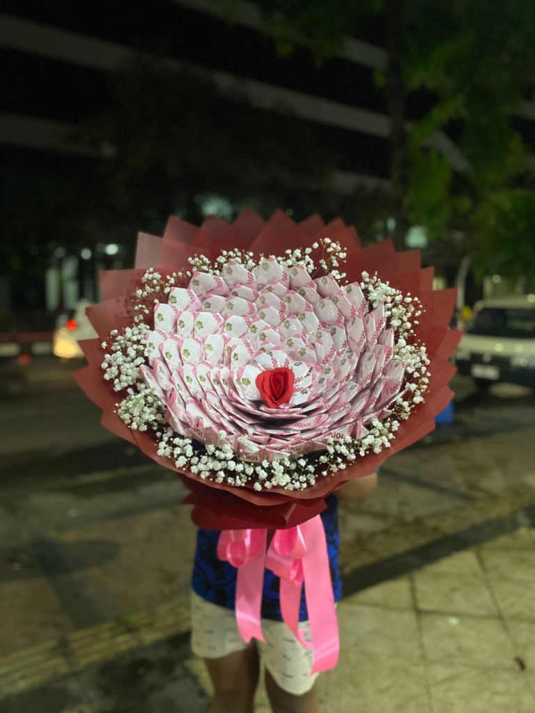 Buket uang eksklusif dengan bunga cantik Raja Florist Demak untuk hadiah spesial