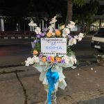 Standing flower Demak inovatif dengan wrapping premium & bunga segar pilihan. Elegan, eksklusif, cocok untuk semua acara penting.