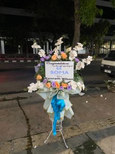 Standing flower Demak inovatif dengan wrapping premium & bunga segar pilihan. Elegan, eksklusif, cocok untuk semua acara penting.