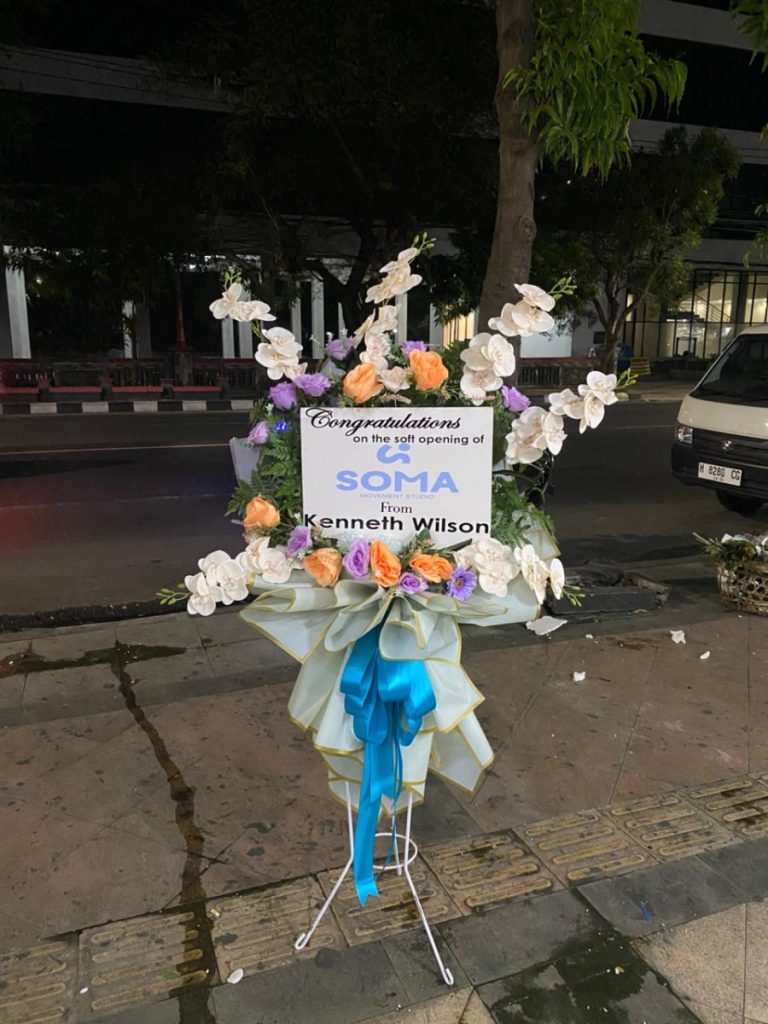 Standing flower Demak inovatif dengan wrapping premium & bunga segar pilihan. Elegan, eksklusif, cocok untuk semua acara penting.
