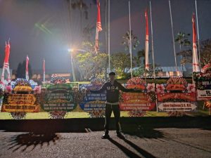 Karangan bunga papan Demak Rp450.000 dengan model styrofoam & printing 3D. Harga termasuk ongkir, bunga segar + artificial, desain eksklusif hanya di Raja Florist Demak.